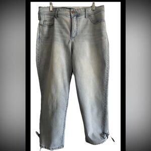 Bandolino Amy Woman's Capri Jeans with Strings Color Light wash Blue Size 12